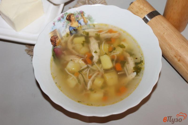 Фото приготовление рецепта: Суп с курицей и вермишелью шаг №5