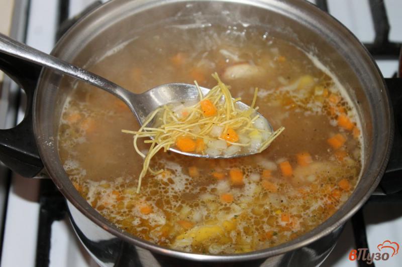 Фото приготовление рецепта: Суп с курицей и вермишелью шаг №4
