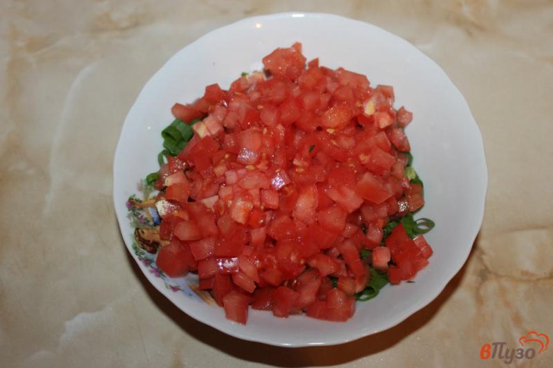 Фото приготовление рецепта: Тартар с лосося и томатов с зеленым луком на гренках шаг №3
