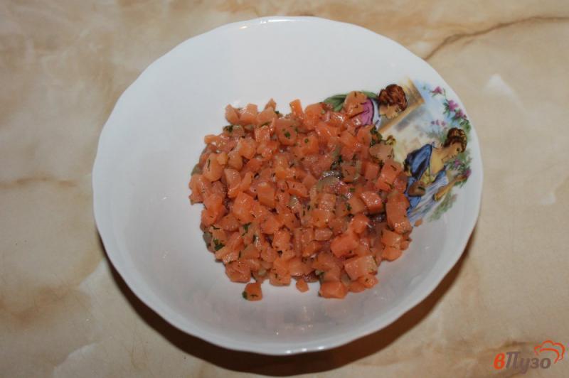 Фото приготовление рецепта: Тартар с лосося и томатов с зеленым луком на гренках шаг №1