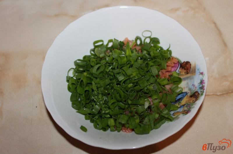 Фото приготовление рецепта: Тартар с лосося и томатов с зеленым луком на гренках шаг №2