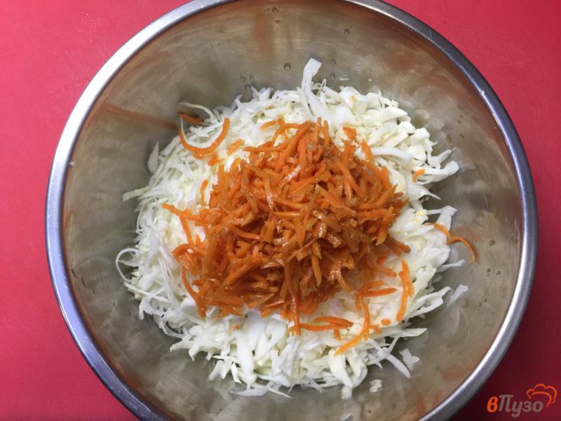 Фото приготовление рецепта: Салат из капусты с морковкой по - корейски шаг №2