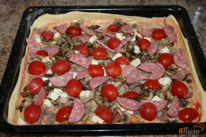 Фото приготовление рецепта: Пицца мясная с помидорами черри и грибами шаг №7