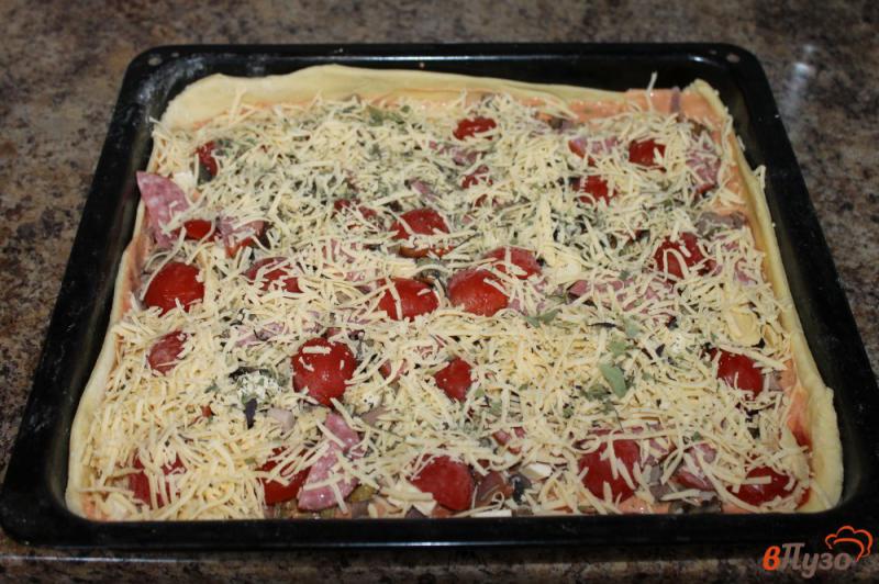 Фото приготовление рецепта: Пицца мясная с помидорами черри и грибами шаг №8