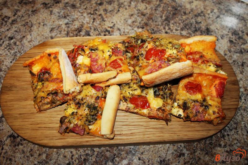 Фото приготовление рецепта: Пицца мясная с помидорами черри и грибами шаг №9