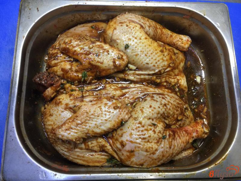 Фото приготовление рецепта: Цыпленок в чесночном маринаде шаг №5