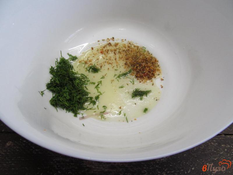 Фото приготовление рецепта: Салат из редиса с маринованным луком шаг №2