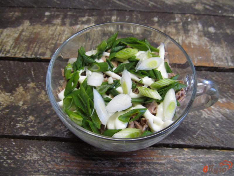 Фото приготовление рецепта: Слоенный салат из говядины с маринованными грибами шаг №5