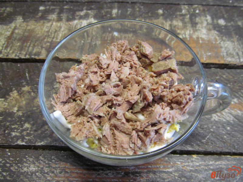 Фото приготовление рецепта: Слоенный салат из говядины с маринованными грибами шаг №4