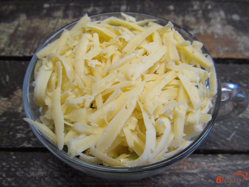 Фото приготовление рецепта: Слоенный салат из говядины с маринованными грибами шаг №6