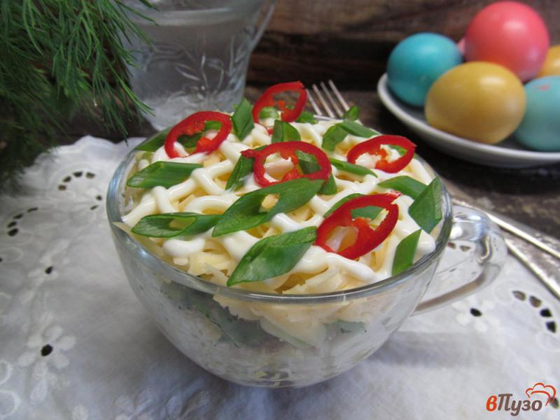 Фото приготовление рецепта: Слоенный салат из говядины с маринованными грибами шаг №8