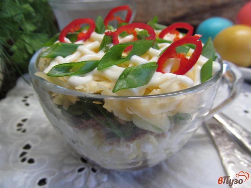 Фото приготовление рецепта: Слоенный салат из говядины с маринованными грибами шаг №7