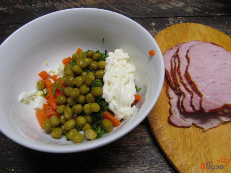 Фото приготовление рецепта: Праздничная закуска из ветчины шаг №4
