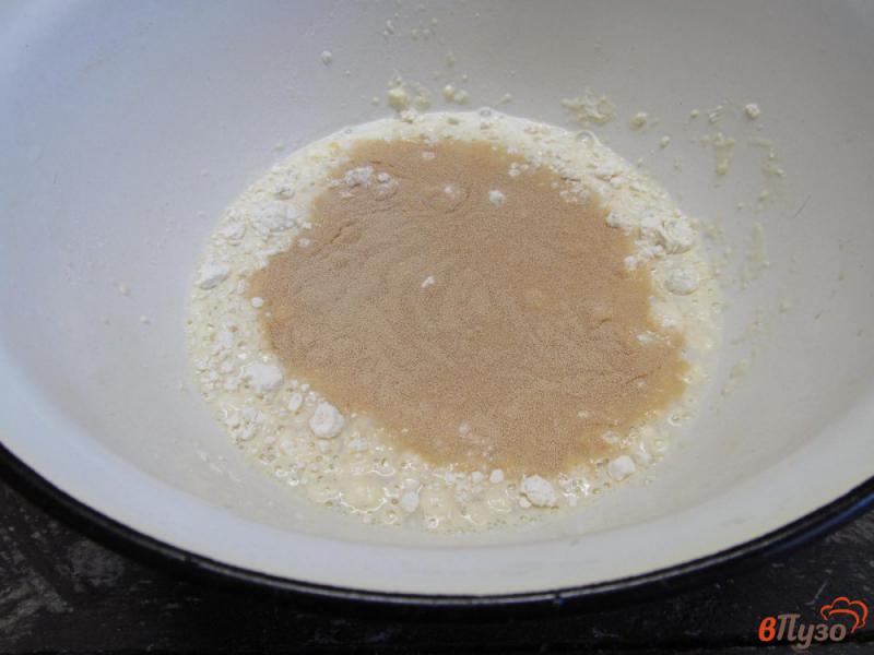 Фото приготовление рецепта: Хлеб с куркумой и розмарином на картофельном отваре с молоком шаг №2