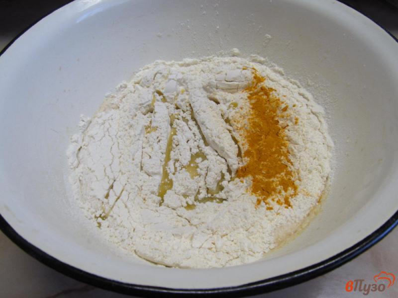 Фото приготовление рецепта: Хлеб с куркумой и розмарином на картофельном отваре с молоком шаг №4