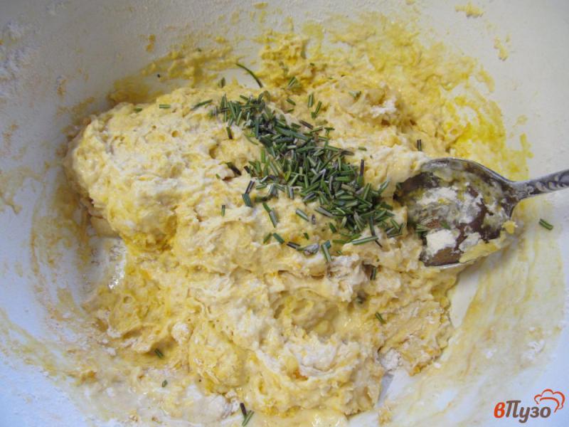 Фото приготовление рецепта: Хлеб с куркумой и розмарином на картофельном отваре с молоком шаг №5