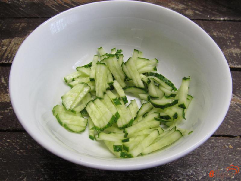 Фото приготовление рецепта: Крабовый салат в сметанной заправке шаг №3