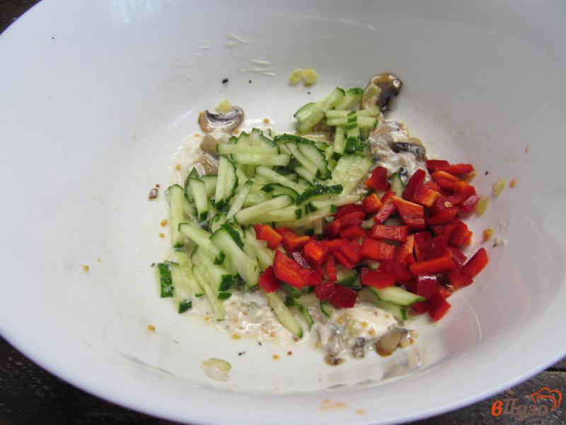 Фото приготовление рецепта: Крабовый салат в сметанной заправке шаг №5