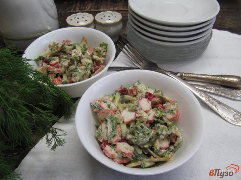 Фото приготовление рецепта: Крабовый салат в сметанной заправке шаг №7