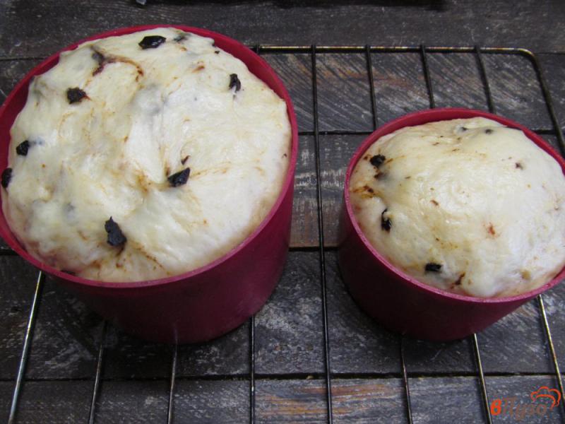 Фото приготовление рецепта: Куличи с черносливом с розовой глазурью шаг №12
