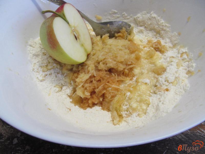 Фото приготовление рецепта: Кексы на твороге с яблоком и сухой вишней шаг №3