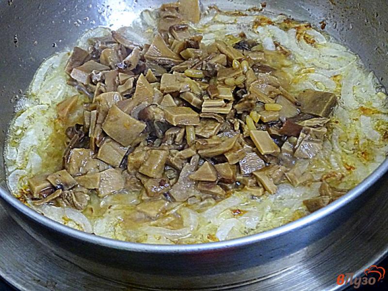 Фото приготовление рецепта: Соус с белыми грибами и со сливками шаг №4