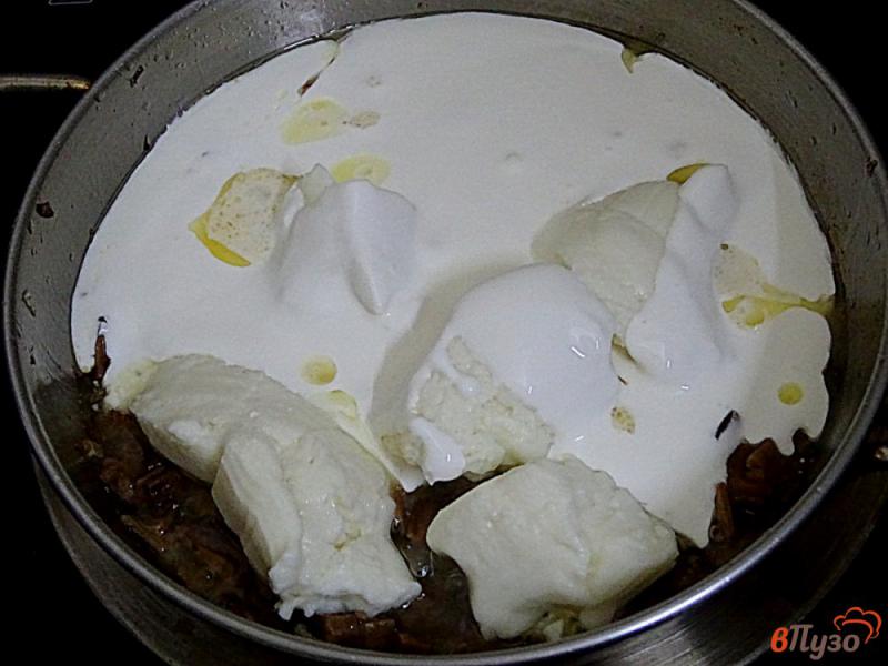 Фото приготовление рецепта: Соус с белыми грибами и со сливками шаг №6