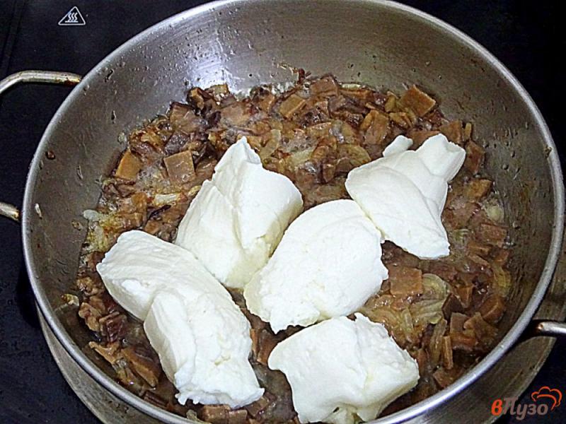 Фото приготовление рецепта: Соус с белыми грибами и со сливками шаг №5