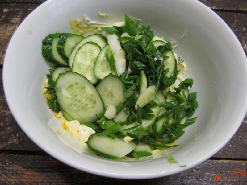 Фото приготовление рецепта: Освежающий салат из огурца в сливочном соусе шаг №3