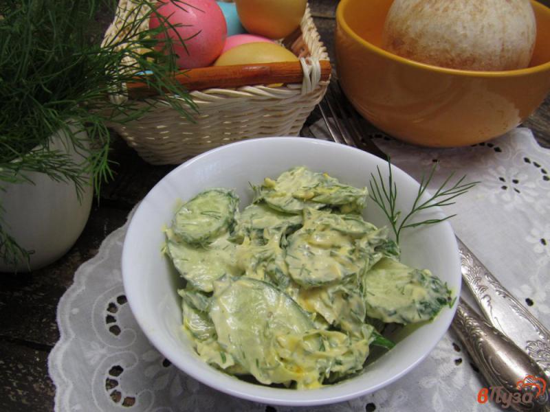 Фото приготовление рецепта: Освежающий салат из огурца в сливочном соусе шаг №4