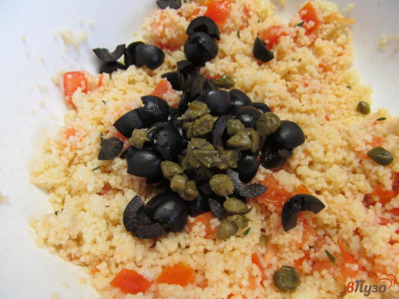 Фото приготовление рецепта: Салат - гарнир из кус-куса с жареными грибами и оливками шаг №3