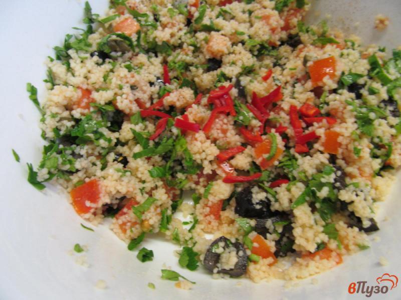 Фото приготовление рецепта: Салат - гарнир из кус-куса с жареными грибами и оливками шаг №5