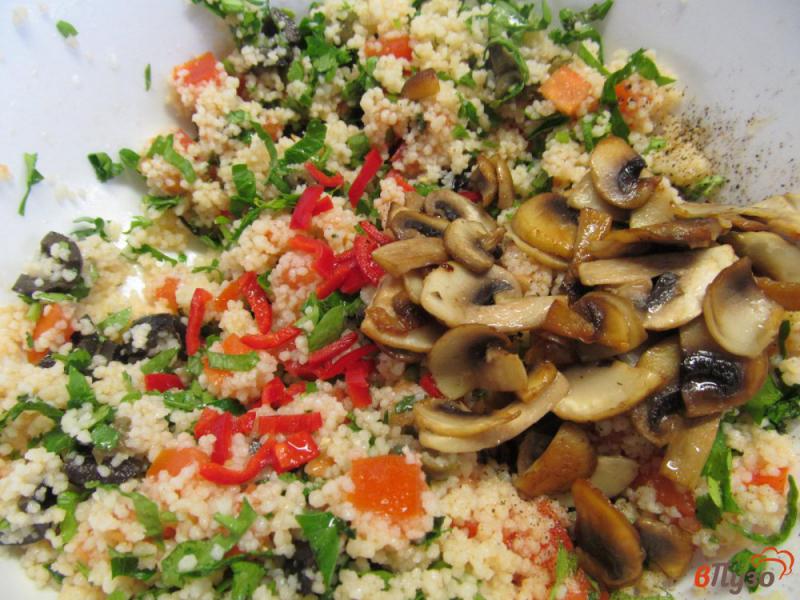 Фото приготовление рецепта: Салат - гарнир из кус-куса с жареными грибами и оливками шаг №6