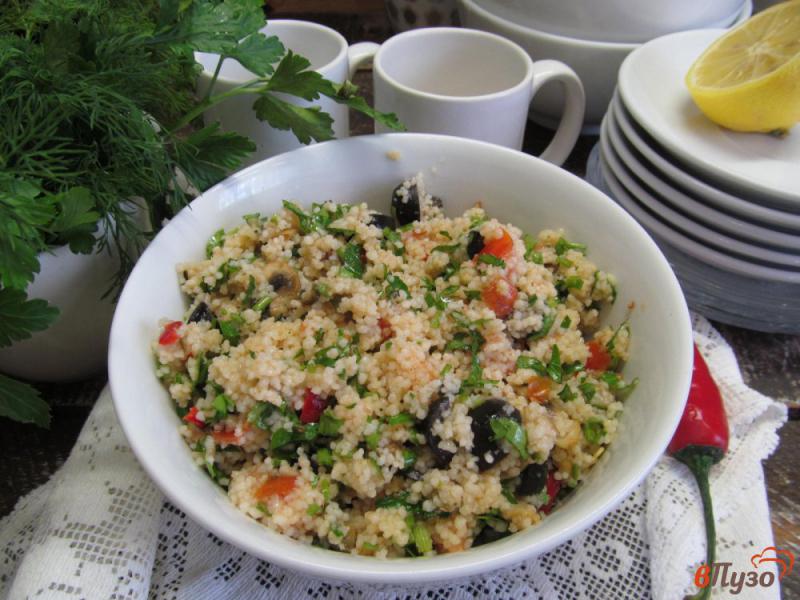 Фото приготовление рецепта: Салат - гарнир из кус-куса с жареными грибами и оливками шаг №8