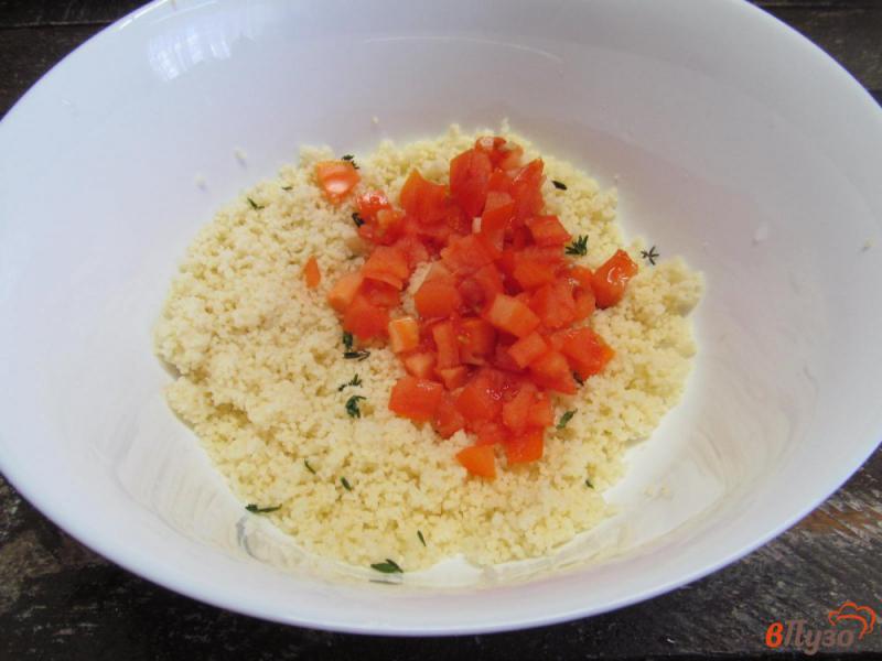 Фото приготовление рецепта: Салат - гарнир из кус-куса с жареными грибами и оливками шаг №2