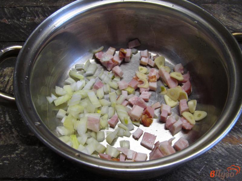 Фото приготовление рецепта: Сырный суп с фасолью и щавелем шаг №1
