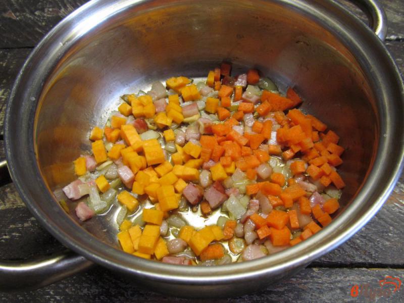 Фото приготовление рецепта: Сырный суп с фасолью и щавелем шаг №2