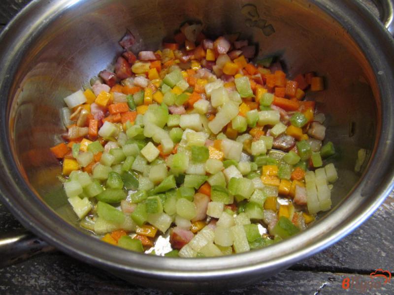 Фото приготовление рецепта: Сырный суп с фасолью и щавелем шаг №3