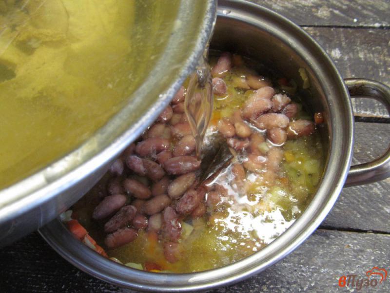 Фото приготовление рецепта: Сырный суп с фасолью и щавелем шаг №6