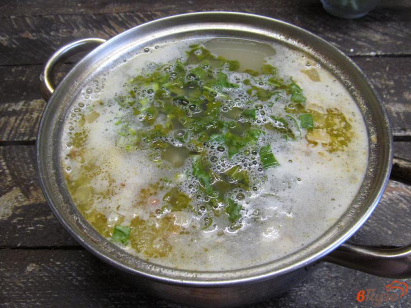 Фото приготовление рецепта: Сырный суп с фасолью и щавелем шаг №8