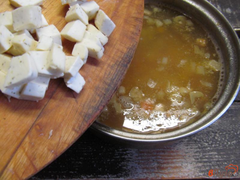Фото приготовление рецепта: Сырный суп с фасолью и щавелем шаг №7