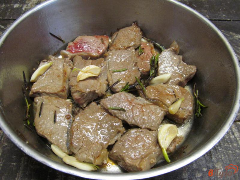 Фото приготовление рецепта: Тушеное мясо по-французски шаг №2