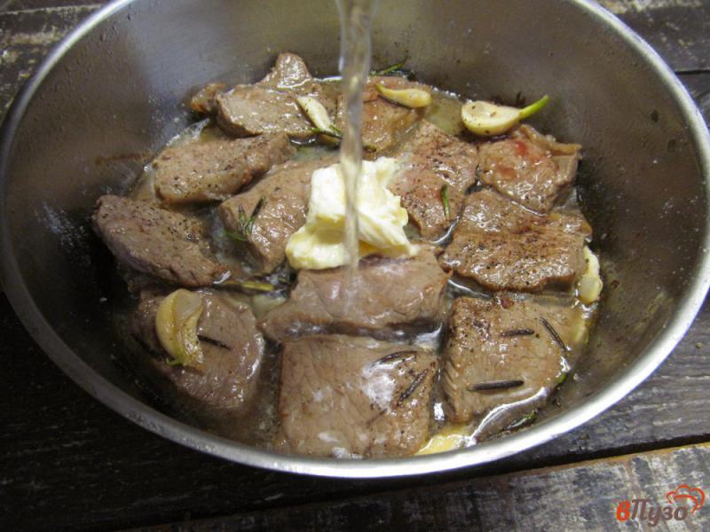 Фото приготовление рецепта: Тушеное мясо по-французски шаг №4
