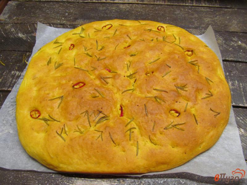 Фото приготовление рецепта: Итальянская фокачча с тыквой перцем чили и розмарином шаг №9