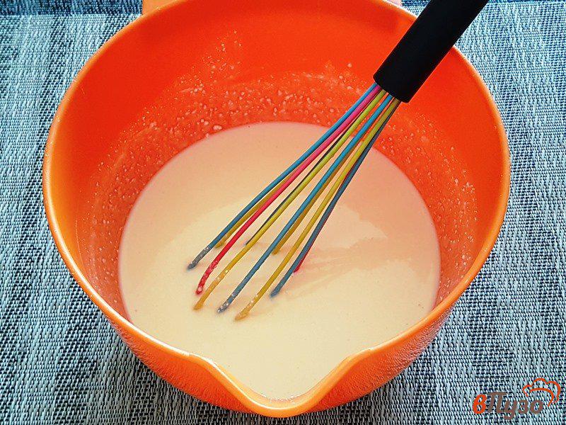 Фото приготовление рецепта: Творожные блинчики с ягодным соусом шаг №5