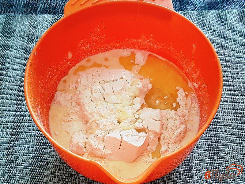 Фото приготовление рецепта: Творожные блинчики с ягодным соусом шаг №6