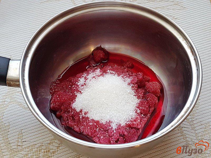 Фото приготовление рецепта: Творожные блинчики с ягодным соусом шаг №9