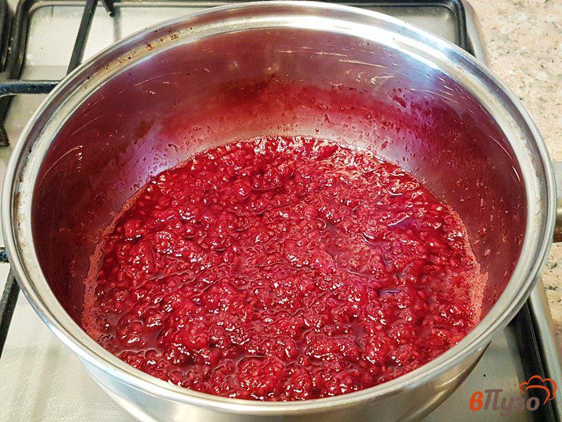 Фото приготовление рецепта: Творожные блинчики с ягодным соусом шаг №10
