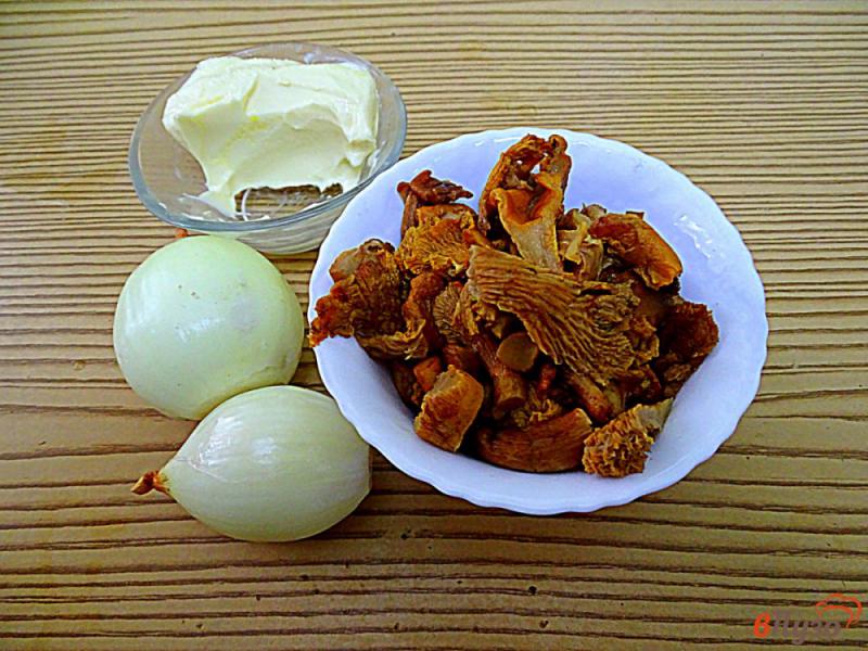 Фото приготовление рецепта: Жареная картошка с лесными грибами шаг №1