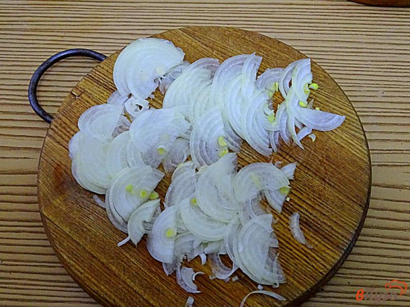 Фото приготовление рецепта: Жареная картошка с лесными грибами шаг №2
